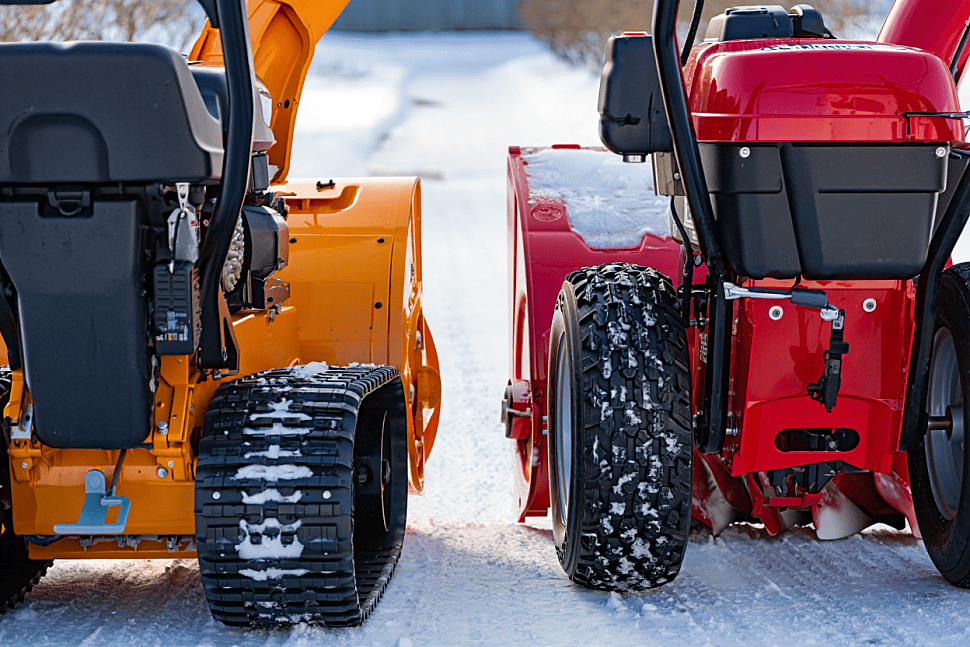Гусеничный и колесный снегоуборщики