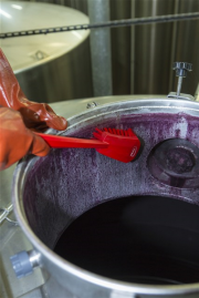 Щетка с длинной ручкой Vikan (415мм, красный)